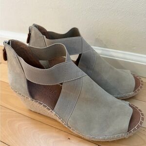 Gentle Souls by Kenneth Cole wedge sandal.